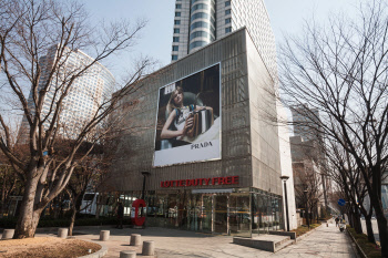 롯데면세점 코엑스점이 올해 하반기 내 영업을 종료할 예정이다. 사진은 서울 삼성동 롯데면세점 코엑스점 전경. <롯데면세점 제공>